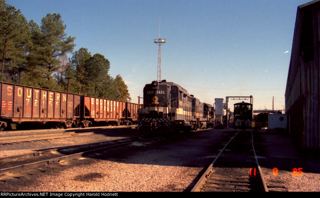 SOU 2625 at the fuel racks with many other units